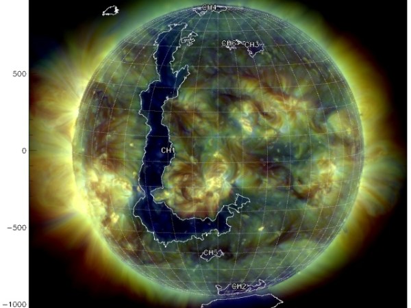 🚨🚨⚡🔥☀ Un immense trou coronal en forme d&rsquo;hameçon s&rsquo;ouvre dans le Soleil , il arrive dans la zone de frappe reliant la terre et le Soleil et le 29.07, c&rsquo;est la pleine&nbsp;lune..